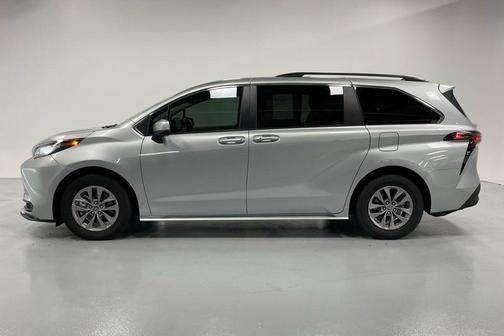 2023 Toyota Sienna LE