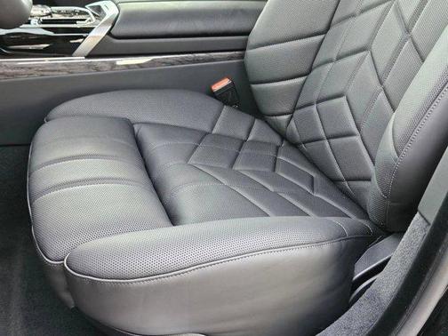 Black Sapphire Metallic 2026 BMW i7 xDrive60