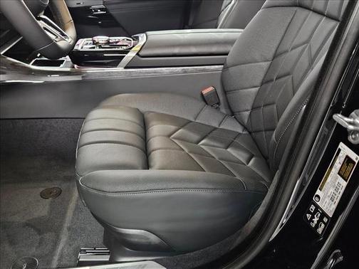 2025 BMW 740 i xDrive