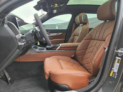 Dravit Grey Metallic 2026 BMW i7 eDrive50