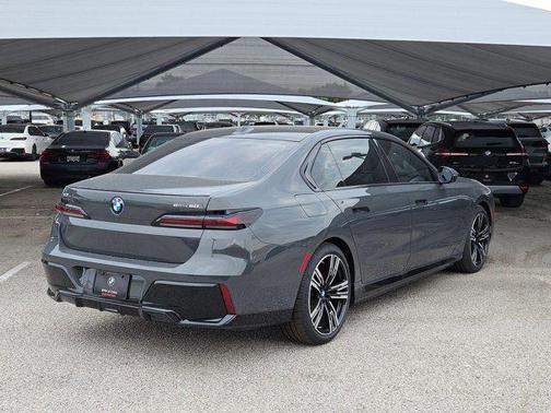 Dravit Grey Metallic 2026 BMW i7 eDrive50