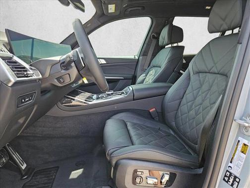 Brooklyn Grey Metallic 2027 BMW X7 xDrive40i
