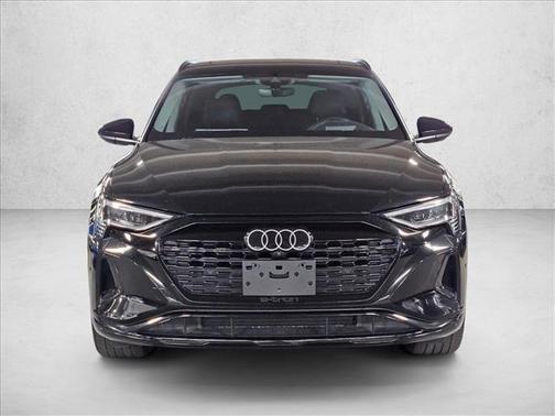 Mythos Black Metallic 2024 Audi Q8 e-tron Prestige