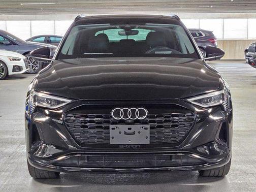 Mythos Black Metallic 2024 Audi Q8 e-tron Prestige