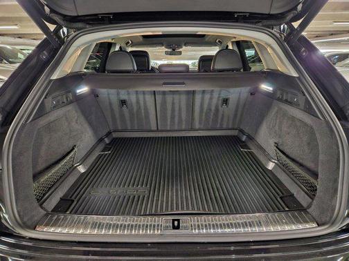 Mythos Black Metallic 2024 Audi Q8 e-tron Prestige
