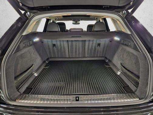 Mythos Black Metallic 2024 Audi Q8 e-tron Prestige