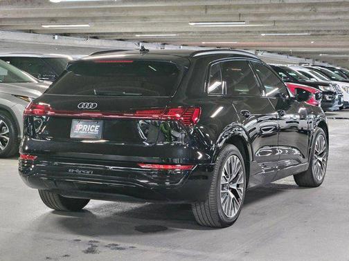 Mythos Black Metallic 2024 Audi Q8 e-tron Prestige