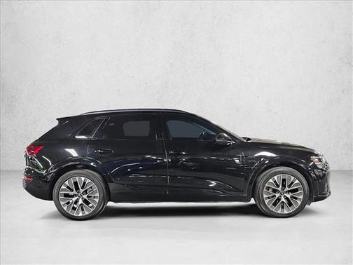 Mythos Black Metallic 2024 Audi Q8 e-tron Prestige