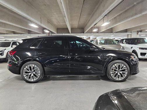 Mythos Black Metallic 2024 Audi Q8 e-tron Prestige