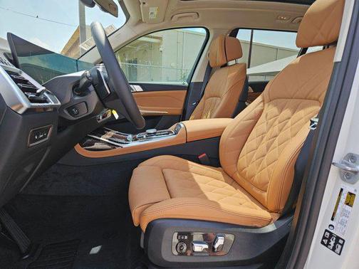 Mineral White Metallic 2027 BMW X7 xDrive40i