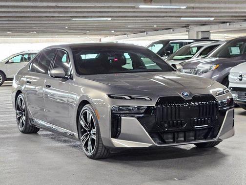 Oxide Grey Metallic 2024 BMW i7 eDrive50