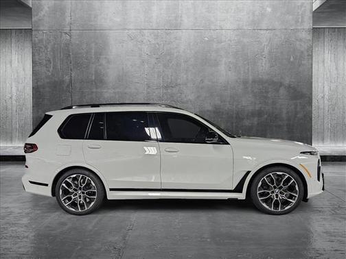 2025 BMW X7 M60i