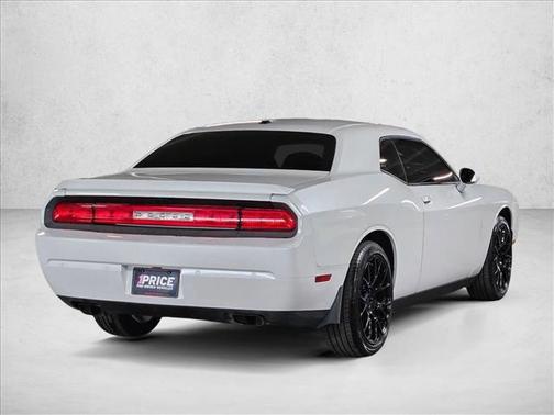 Ivory Tri-Coat Pearl 2014 Dodge Challenger R/T