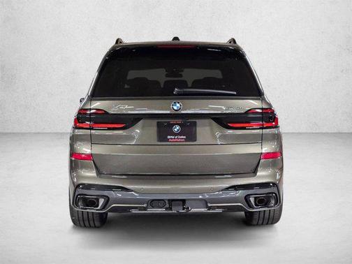 Manhattan Green Metallic 2026 BMW X7 xDrive40i