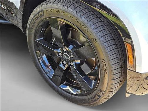 Yulong White Metallic 2023 Land Rover Defender 110 V8