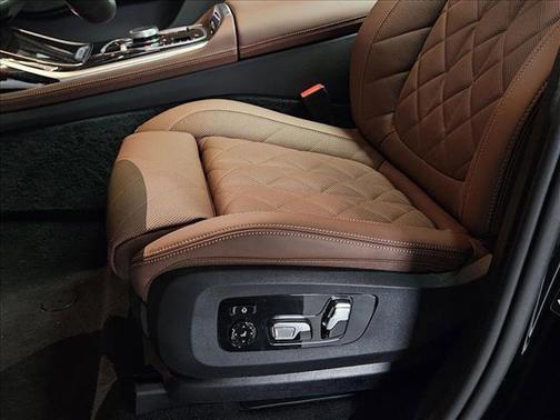 Black Sapphire Metallic 2026 BMW X7 xDrive40i