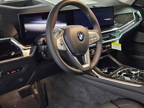 Mineral White Metallic 2027 BMW X7 xDrive40i
