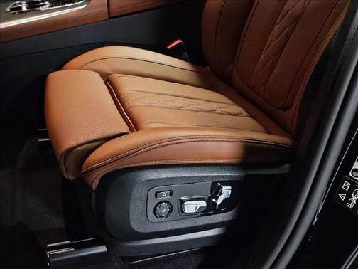 Black Sapphire Metallic 2027 BMW X7 xDrive40i