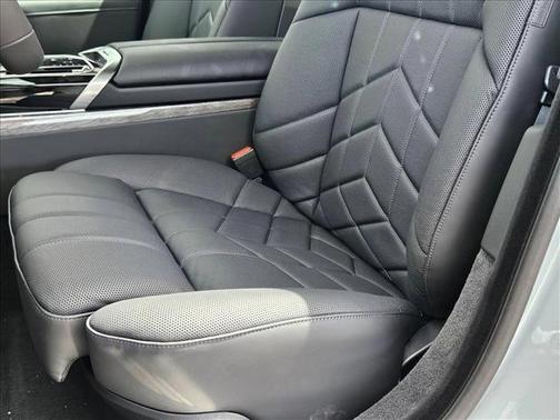 2025 BMW 740 i