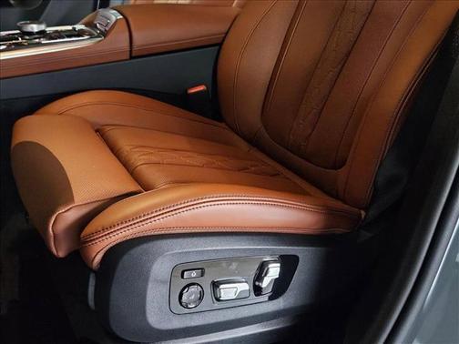 2025 BMW X7 M60i