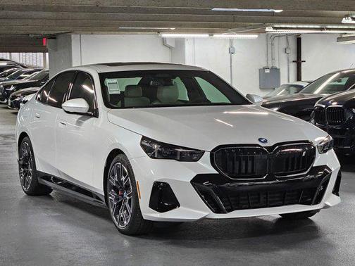 Mineral White Metallic 2027 BMW i5 eDrive40