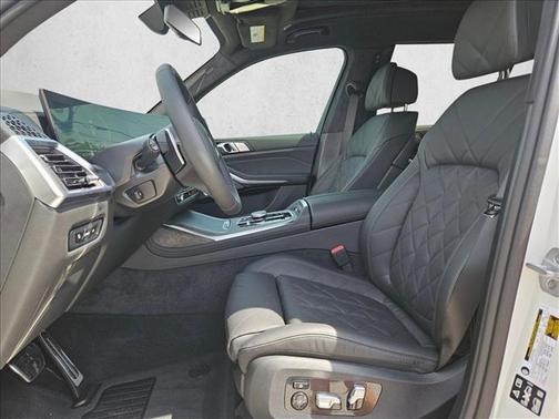 Alpine White 2027 BMW X7 xDrive40i