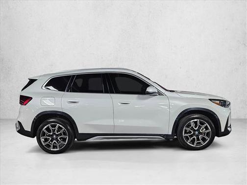 Mineral White Metallic 2025 BMW X1 xDrive28i