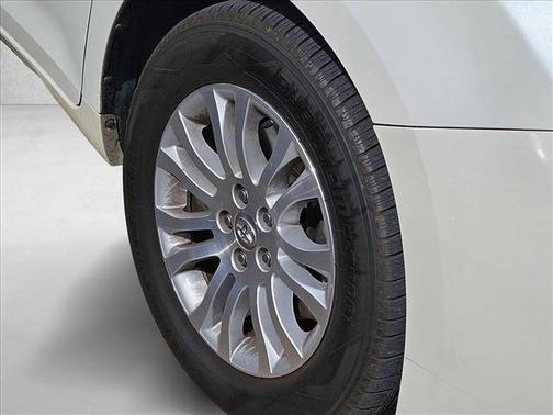 Blizzard Pearl 2017 Toyota Sienna XLE