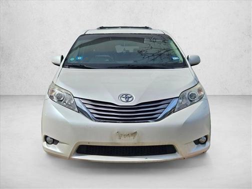 Blizzard Pearl 2017 Toyota Sienna XLE