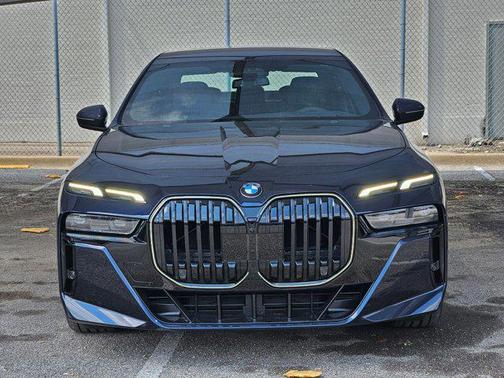 2025 BMW 740 i
