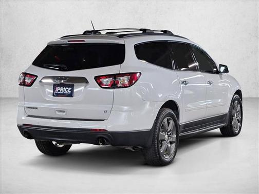Iridescent Pearl Tricoat 2017 Chevrolet Traverse 2LT