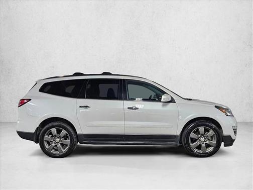 Iridescent Pearl Tricoat 2017 Chevrolet Traverse 2LT