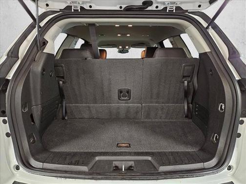 Iridescent Pearl Tricoat 2017 Chevrolet Traverse 2LT