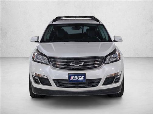 Iridescent Pearl Tricoat 2017 Chevrolet Traverse 2LT