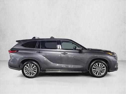 Magnetic Gray Metallic 2023 Toyota Highlander Platinum