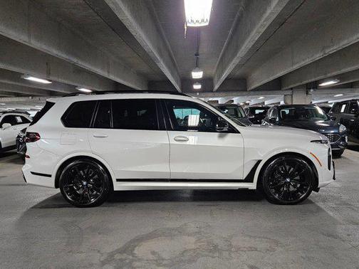 Mineral White Metallic 2025 BMW X7 M60i