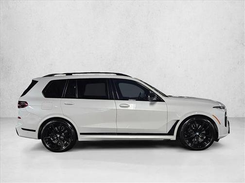 Mineral White Metallic 2025 BMW X7 M60i