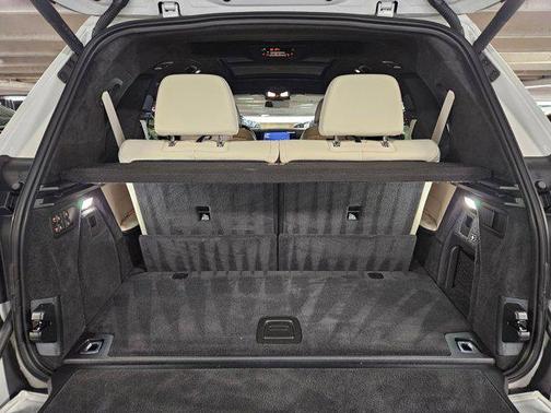 Mineral White Metallic 2025 BMW X7 M60i