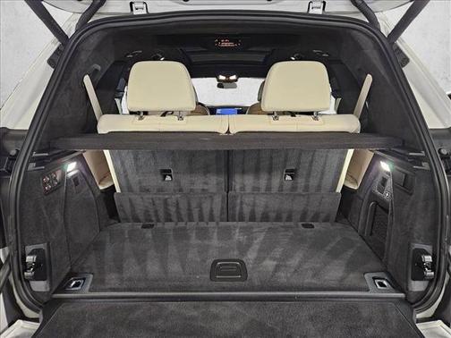 Mineral White Metallic 2025 BMW X7 M60i