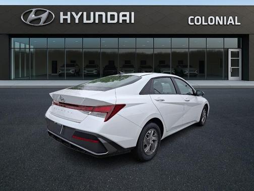 2025 Hyundai ELANTRA SE