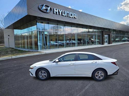 2025 Hyundai ELANTRA SE