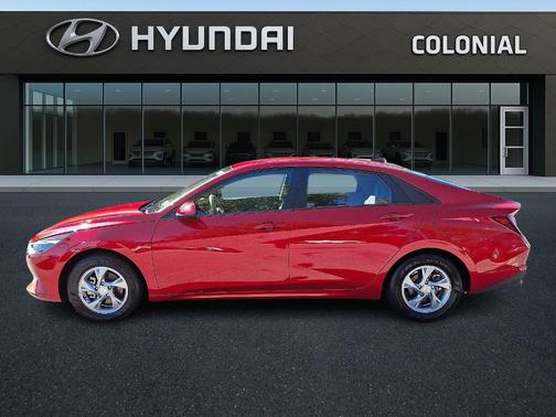 2022 Hyundai ELANTRA SE