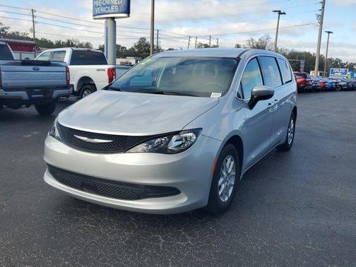 2022 Chrysler Voyager LX