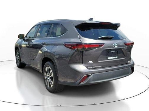 Magnetic Gray Metallic 2024 Toyota Highlander LE