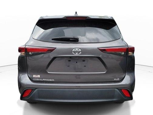 Magnetic Gray Metallic 2024 Toyota Highlander LE