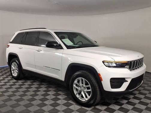 Bright White Clearcoat 2025 Jeep Grand Cherokee Laredo