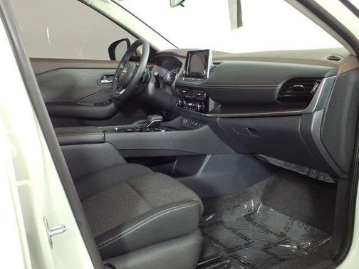 Pearl White Tricoat 2023 Nissan Rogue SV