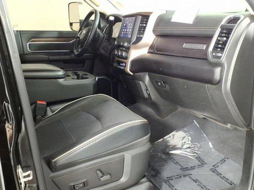 Diamond Black Crystal Pearlcoat 2022 RAM 2500 Laramie Crew Cab 4x4 6'4' Box