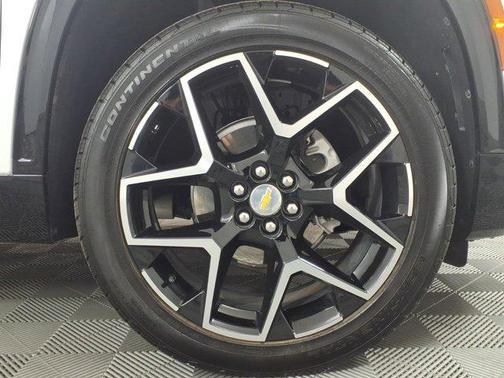 Iridescent Pearl Tricoat 2025 Chevrolet Traverse High Country