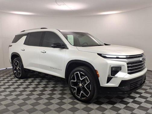 Iridescent Pearl Tricoat 2025 Chevrolet Traverse High Country